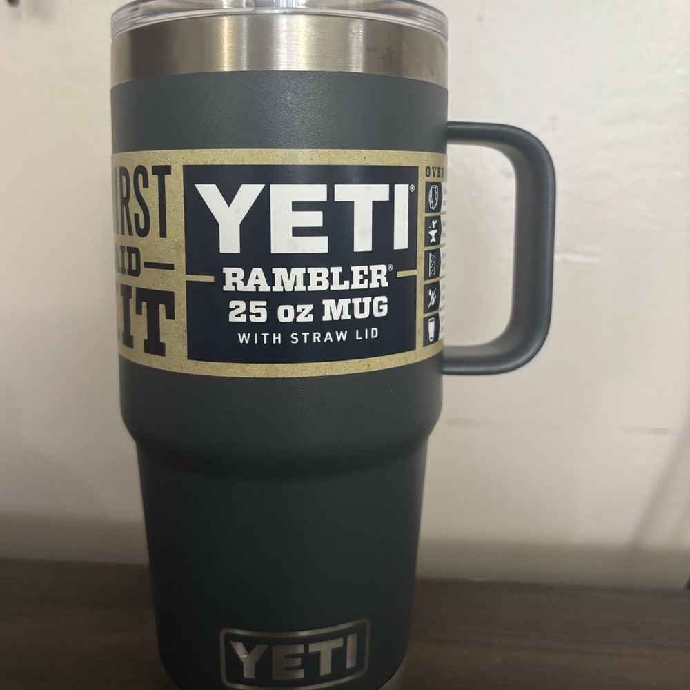 YETI Rambler 25oz Charcoal in Color Mug-with Straw Lid (Brand New)